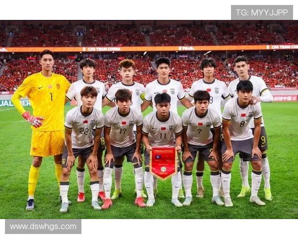 中国足球队全新阵容亮相备战世界杯预选赛，教练组信心满满期待突破